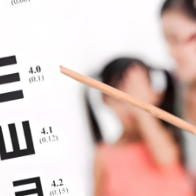 睁开眼就玩手机,竟致2300度近视?这些习惯,可能毁掉你的眼睛