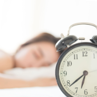 专家:失眠勿“硬躺”,喝酒助眠是误区