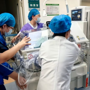 湖南“巴掌宝宝”出院了！出生时不足500克，137天闯关成功