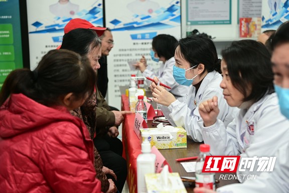 3月9日上午，肾内科学科主任陈愔音带领专家团队走进长沙市高桥街道火焰社区，开展大型公益义诊活动.wm.jpg