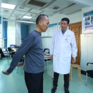 世界帕金森病日 | 解码“脑”内奇迹，从“小碎步”到“大步走”