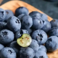 蓝莓上的这层白霜，不用刻意洗掉