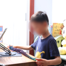 七年回访“巴掌宝宝” 当年800克超早产儿长成聪明小帅哥