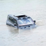 仰望汽车举办“应急浮水”体验活动 带长沙市民感受“黑科技”