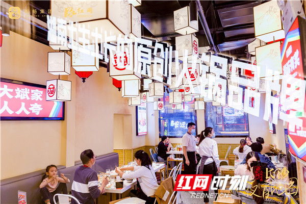 红网时刻10月24日讯（记者 唐频辉）10月24日晚，由红网传媒联合和畅集团共同打造的醉江湖•长沙夜宵地图线下活动第五站落地湖南原创火锅品牌【大斌家串串火锅】，由两位小姐姐抽中了免单大奖。醉江湖•长沙夜宵地图线下活动还有最后2场，下一站，10月25晚，我们在大龙燚火锅新大新店，不见不散，免单大奖等你拿哦。