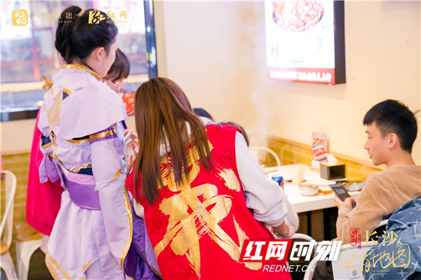 红网时刻10月24日讯（记者 唐频辉）10月24日晚，由红网传媒联合和畅集团共同打造的醉江湖•长沙夜宵地图线下活动第五站落地湖南原创火锅品牌【大斌家串串火锅】，由两位小姐姐抽中了免单大奖。醉江湖•长沙夜宵地图线下活动还有最后2场，下一站，10月25晚，我们在大龙燚火锅新大新店，不见不散，免单大奖等你拿哦。