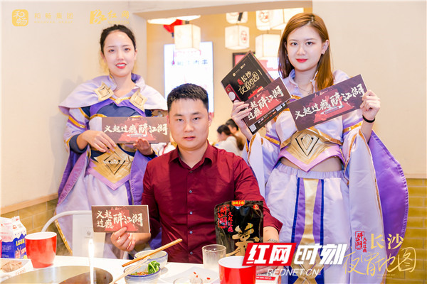 红网时刻10月24日讯（记者 唐频辉）10月24日晚，由红网传媒联合和畅集团共同打造的醉江湖•长沙夜宵地图线下活动第五站落地湖南原创火锅品牌【大斌家串串火锅】，由两位小姐姐抽中了免单大奖。醉江湖•长沙夜宵地图线下活动还有最后2场，下一站，10月25晚，我们在大龙燚火锅新大新店，不见不散，免单大奖等你拿哦。