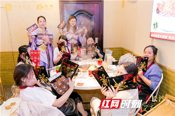 红网时刻10月24日讯（记者 唐频辉）10月24日晚，由红网传媒联合和畅集团共同打造的醉江湖•长沙夜宵地图线下活动第五站落地湖南原创火锅品牌【大斌家串串火锅】，由两位小姐姐抽中了免单大奖。醉江湖•长沙夜宵地图线下活动还有最后2场，下一站，10月25晚，我们在大龙燚火锅新大新店，不见不散，免单大奖等你拿哦。