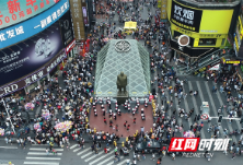 “胖哥”步行街快闪跳“提神舞” 喜迎出游高峰