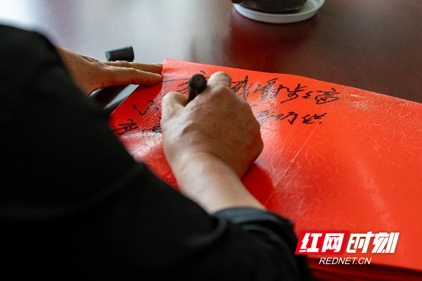 罗盛杰书写感言，“衷心感谢步步高小贷给我们供应商稳定的融资支持”。