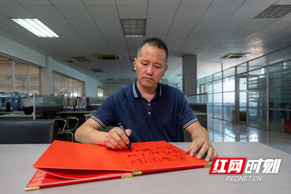 株洲市锦沅科技有限公司负责人书写寄语，感谢湖南国信财富小额贷款有限公司为企业提供融资支持。