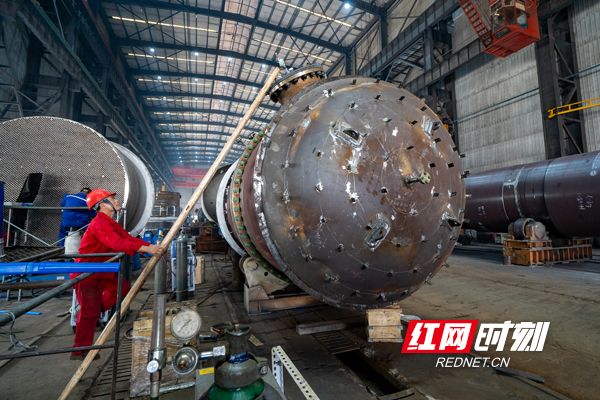 长沙经开区一化工机械公司生产车间。