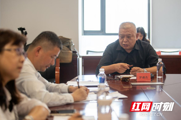 湖南绿色商贸有限公司董事长罗盛杰介绍企业融资需求。