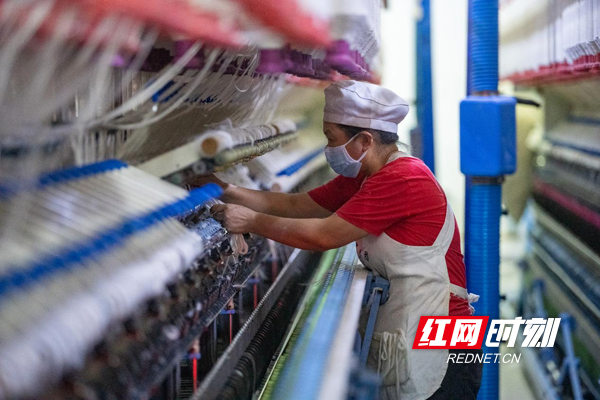 湖南云锦集团股份有限公司生产车间。