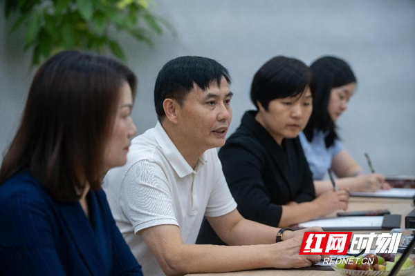 长沙市恒丰小额贷款有限责任公司董事长黄兢雄（左二）介绍企业发展情况及金融服务模式。