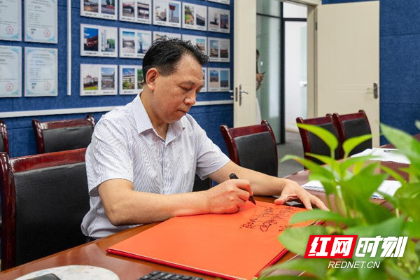 湖南惟楚有才教育科技有限公司副董事长肖保安书写寄语，衷心感谢财信科贷的大力支持。