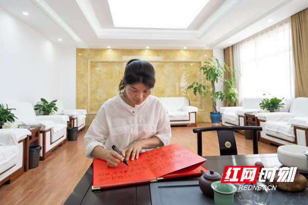 长沙经开区一化工机械公司财务总监高峰书写寄语，感谢长沙经济技术开发区经沣小额贷款有限责任公司持续给予企业支持。