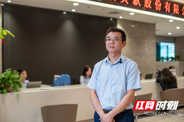 常德双鑫小额贷款股份有限公司董事长裴贻岩介绍企业服务模式与发展情况。