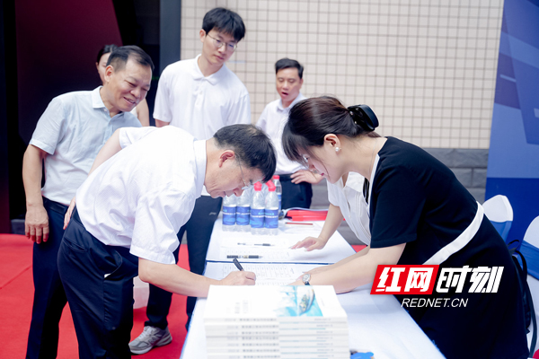 6月26日上午9:30，“2022年湖南银行业社会责任报告发布仪式”即将开始，嘉宾陆续签到入场。