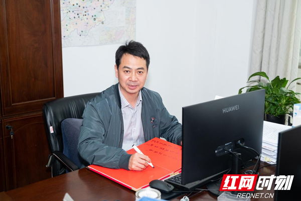 浏阳市金融事务中心副主任陈虎为活动书写寄语：融资担保助力花炮产业大有作为。