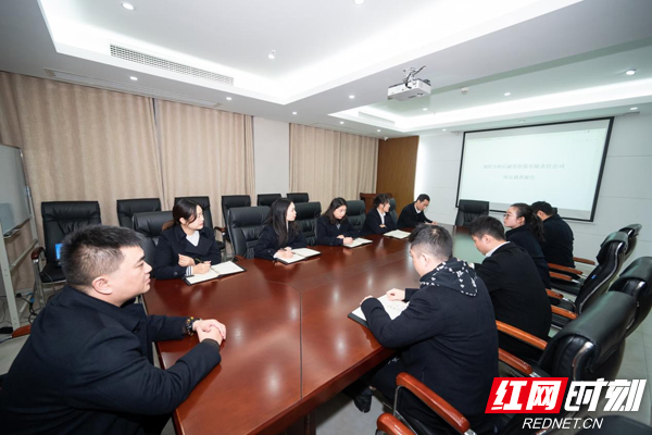 浏阳市财信融资担保有限责任公司召开项目推进会议，助力解决企业融资难题。