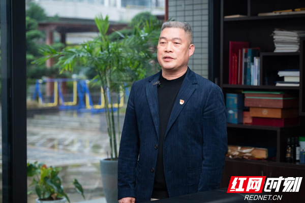 浏阳市中小企业融资担保有限公司董事长周绍益接受红网时刻新闻记者采访，“我们针对花炮企业的融资需求和发展痛点，开发了‘花炮信贷通’‘原材料备库贷’‘应收账款质押担保贷’等多个业务产品。”