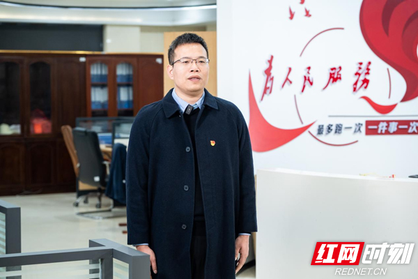 浏阳经开区产业发展局副局长左华祥接受红网时刻新闻记者采访，他表示，“金融是优化营商环境的重要力量，也是促进和保障企业健康发展的驱动力。融资担保机构通过创新融担业务产品、拓宽融资渠道、降低融资成本，为缓解园区企业融资难开拓了新的赛道，也为园区持续打造良好的金融环境贡献了融担力量。”