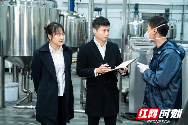 浏阳市财信融资担保有限责任公司工作人员走进企业调研，倾听企业需求。