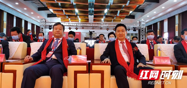 常德市委副书记、市长曹立军（左）与湖南湘佳牧业股份有限公司董事长喻自文（右）。