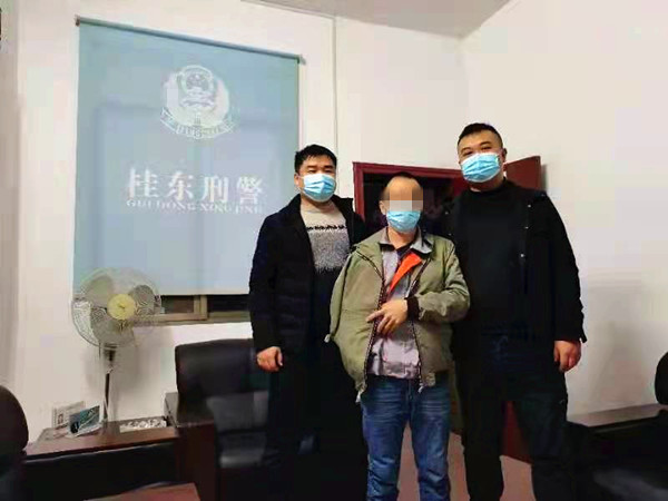 县公安局：男子银行卡被限 求助警方却被拘