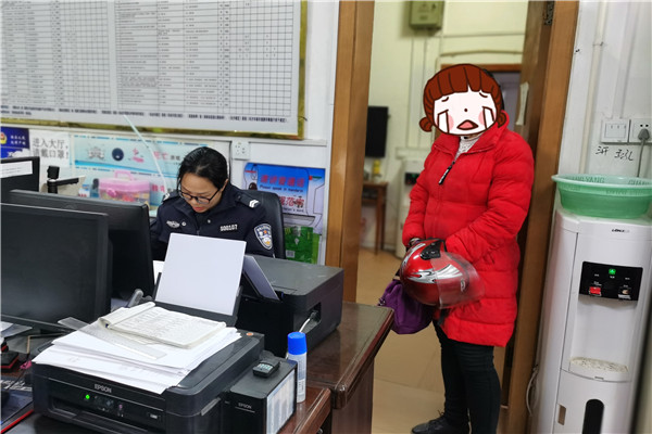 县公安局：女子无证无盔驾驶无牌摩托车冲卡被处罚