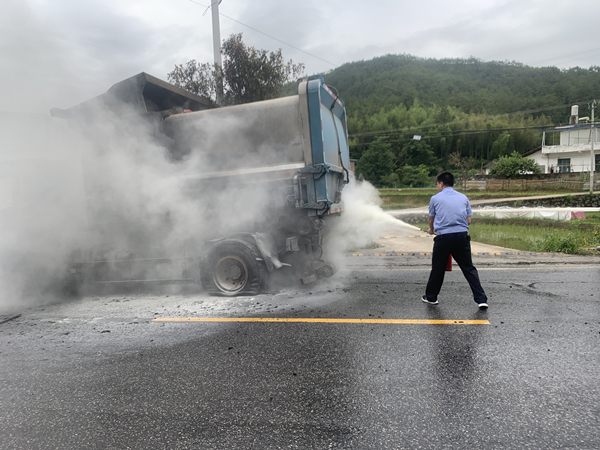 车辆起火自燃 民警消防紧急救援