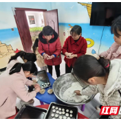 江永县夏层铺镇东铺村：党群暖心聚元宵 情系“一老一小”共安康