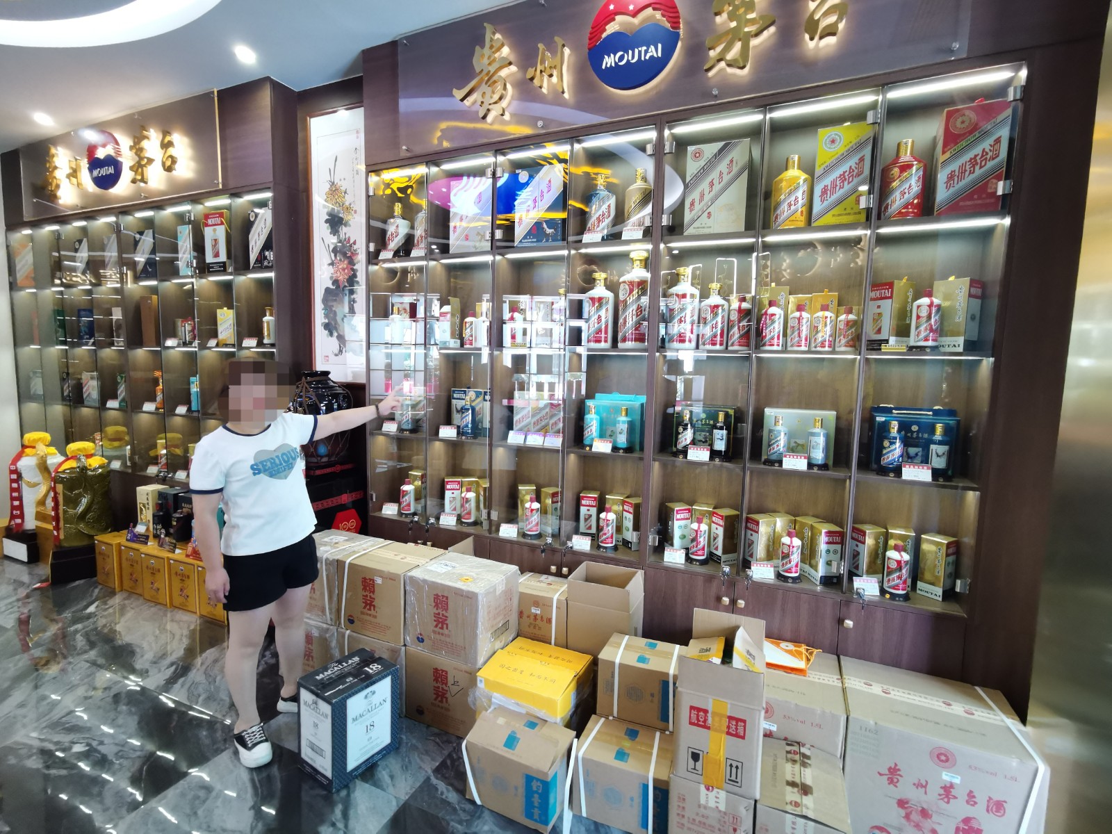 侦办某走私案现场查获的白酒.jpg