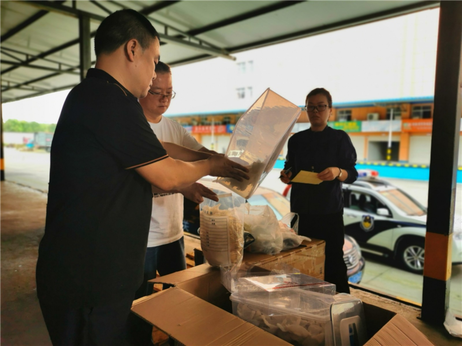 对某走私燕窝涉案财物进行入库处置.jpg