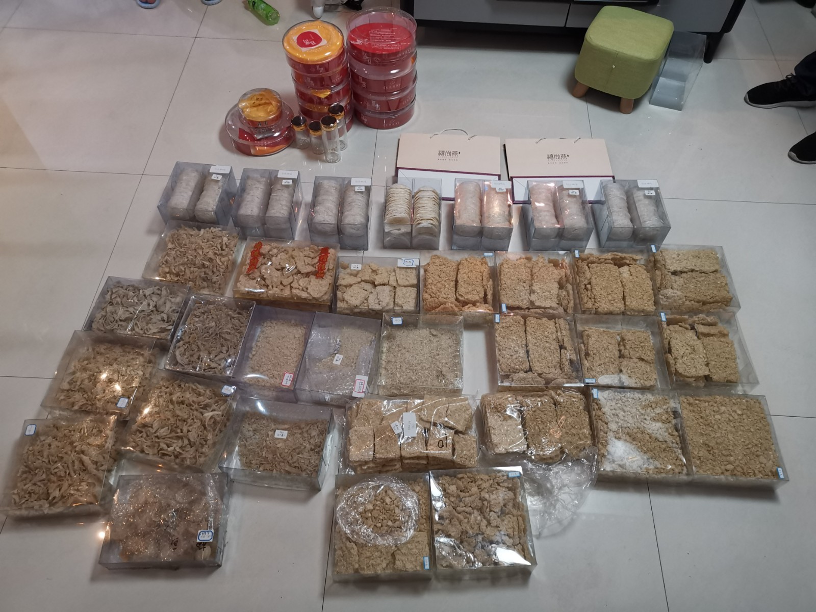 侦办某走私燕窝案现场查获的燕窝及其制品.jpg