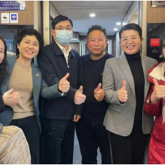 高铁乘务员心脏骤停 同车医务工作者联手抢救