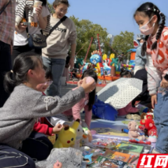 关爱乡村少年 雷锋少年义卖献爱心