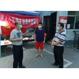 张家界市生态环境局党组书记、局长朱敷建一行深入南庄坪社区督导疫情防控工作