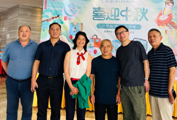 知名华人唐咏北回邵阳寻根问祖