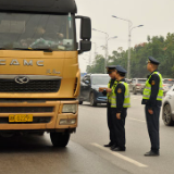 越是假期越坚守 娄底公路守路尽责护双节