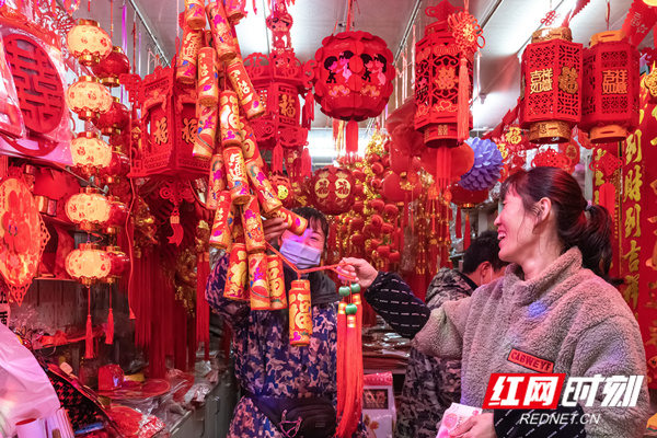 打豆腐、杀年猪、写春联、炸酥扎……这里是娄底，这里年味浓。方建宏/摄