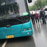 我为群众办实事｜娄底：老人强转方向盘致公交车撞停 民警现场处置及时普法