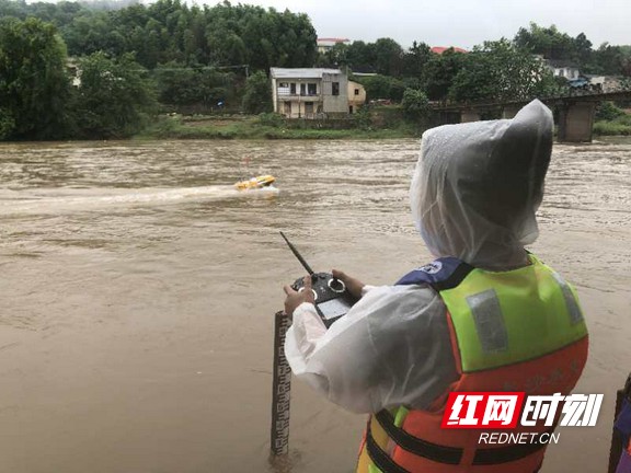 3无人采样船在风雨中完成了一次采样.marked.jpg