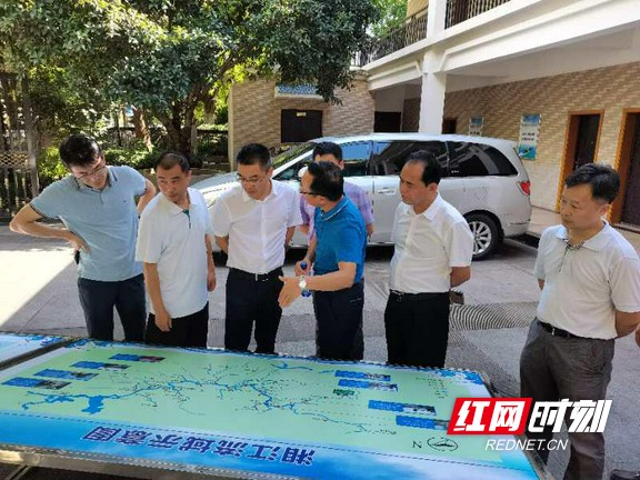 杨立勇一行在长沙水文站_极速看图.marked.jpg