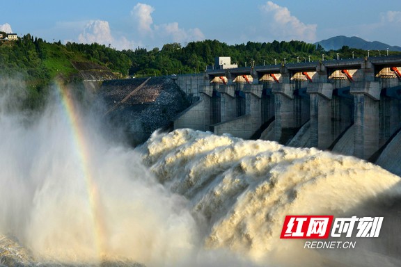 2018年7月3日, 洪江市托口水电站腾库错峰泄流瞬间，气势恢宏。杨锡建 夏卫平 摄.marked.jpg