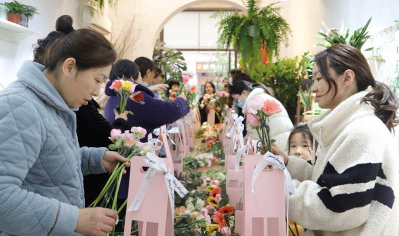 中海物业组织开展“爱自己就是了不起”妇女节主题活动