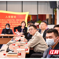 中建五局党员干部职工集中观看《榜样5》专题节目