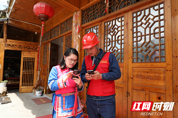 6月17日，国网洞口县供电公司员工在罗溪宝瑶村上门推广网上国网App。
