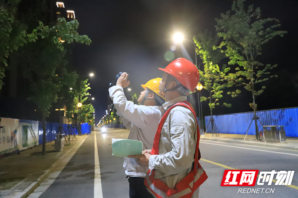 7月13日，国网石门供电公司组织员工开展10千伏线路夜间巡视，对配变设备进行红外测温。潘侣 摄